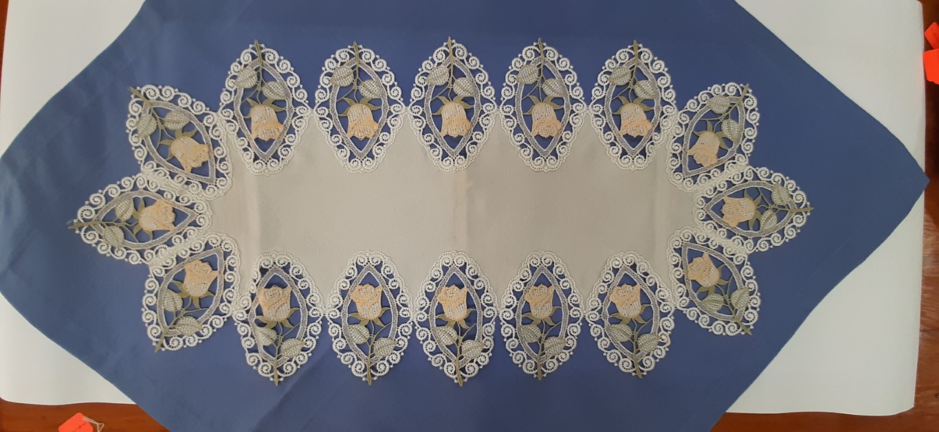 Camino De Mesa Blanco Con Rosas Con Encaje 35X80Cm – Plauener Spitze