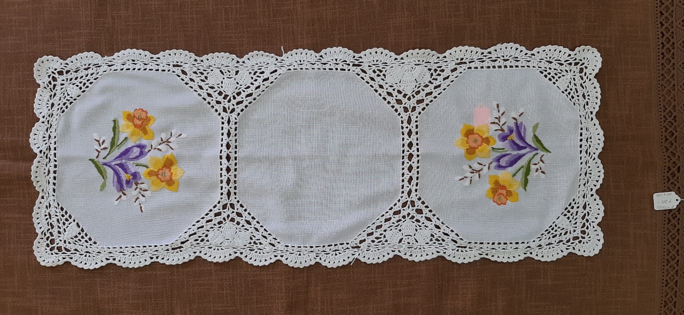 Camino De Mesa De Cuadros Blancos Y Flores Con Encaje 40X97Cm