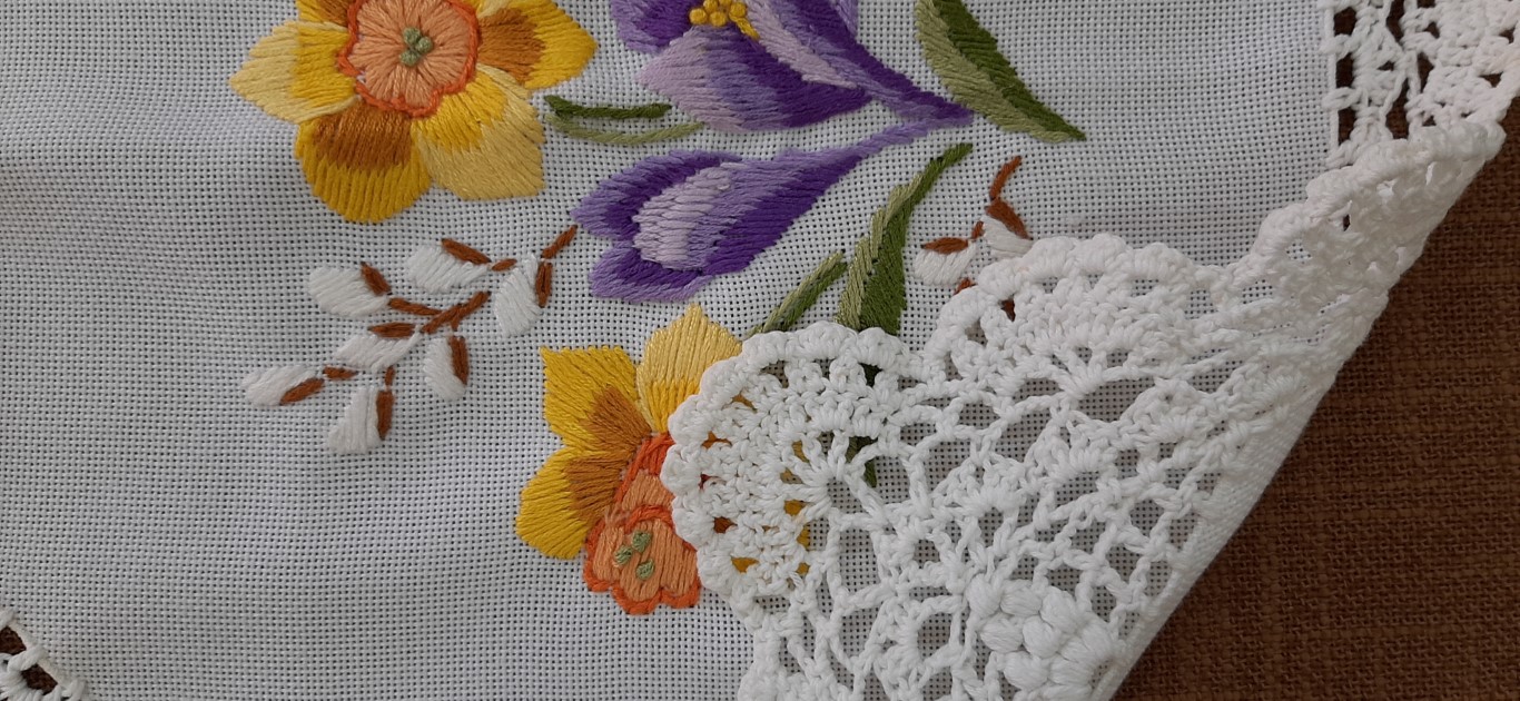 Camino De Mesa De Cuadros Blancos Y Flores Con Encaje 40X97Cm