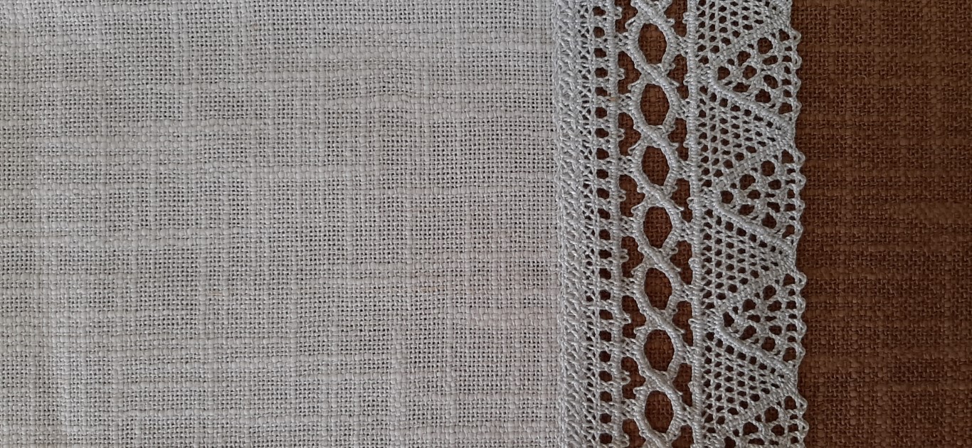 Camino De Mesa De Lino Gris Con Encaje 40X160Cm – Bielefelder