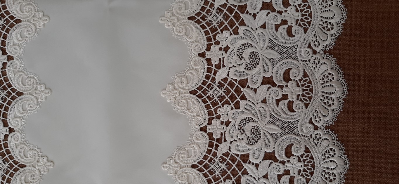 Camino De Mesa Blanco Con Encaje 50X100Cm – Plauener Spitze