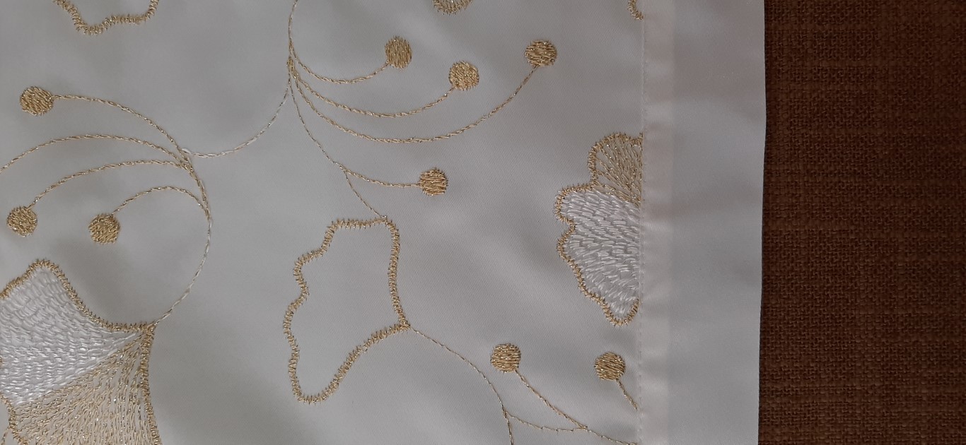 Camino De Mesa Blanco Con Hojas De Ginko Biloba 43X92Cm – Stickperle