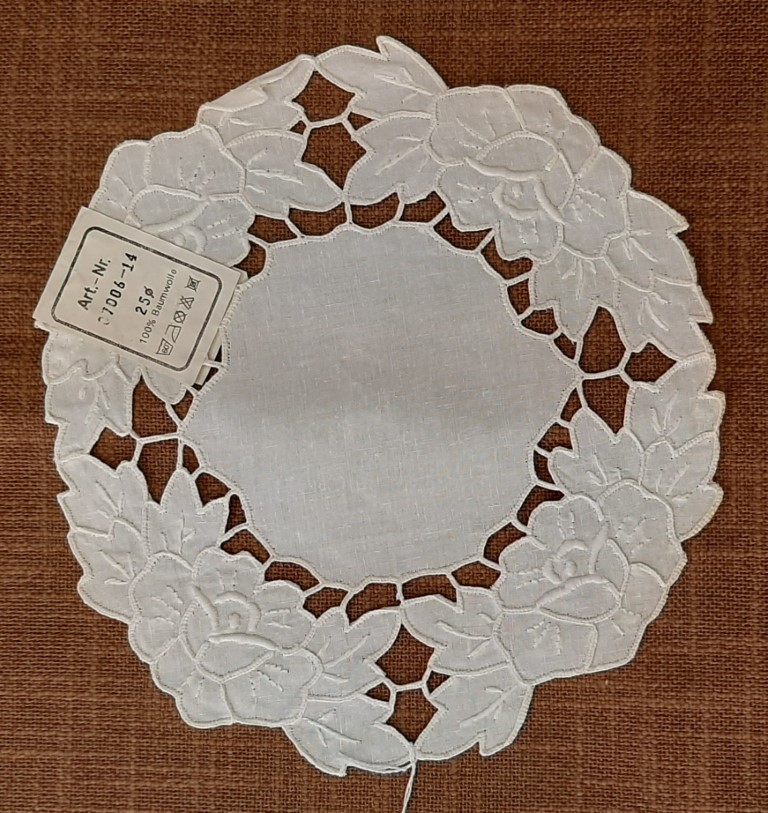 Carpeta Circular Blanca Con Flores Bordado ⌀25Cm