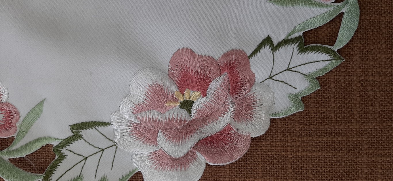 Carpeta Circular Blanco Con Flores Rosas Bordado ⌀30Cm