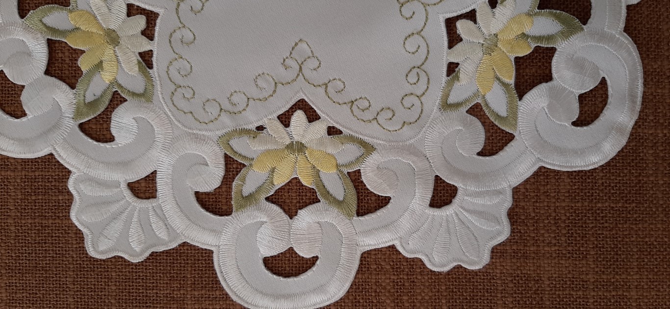 Carpeta Circular Blanca Con Flores Amarillas ⌀30Cm