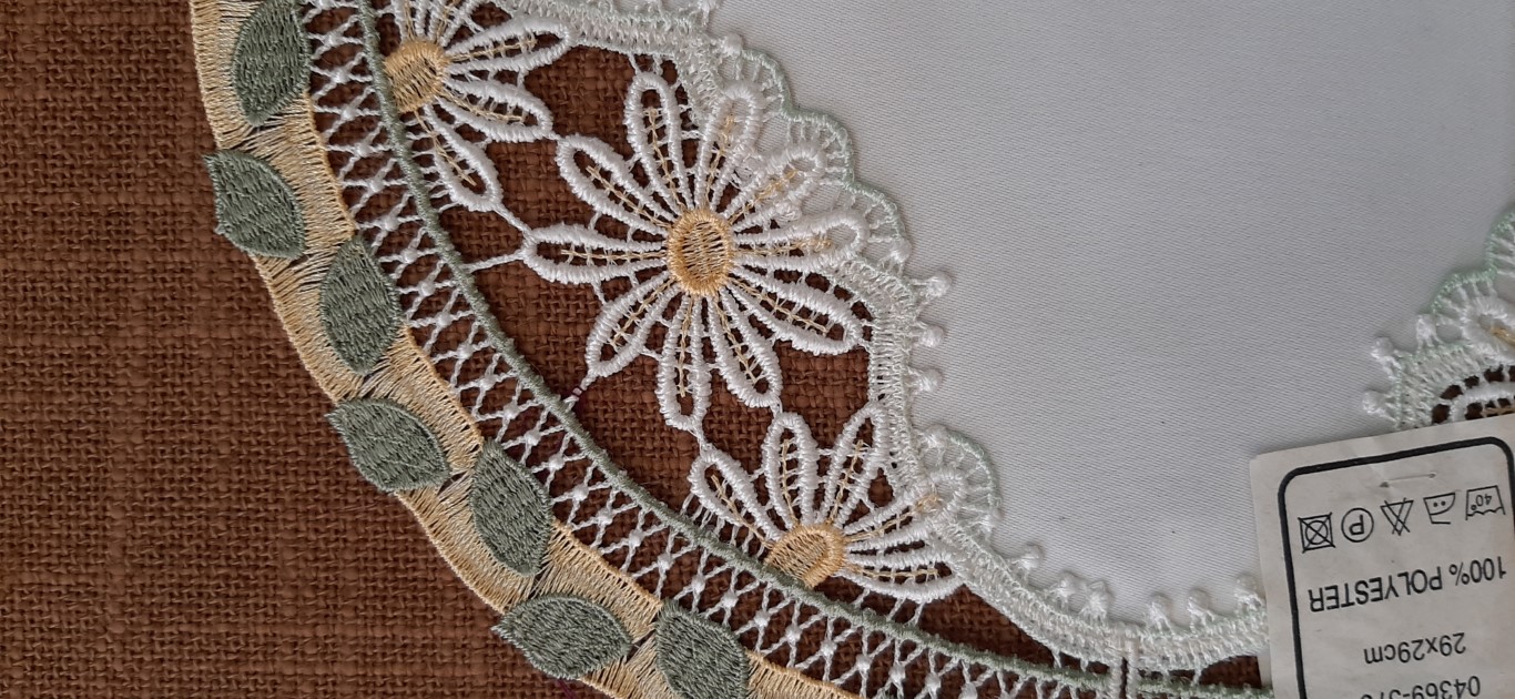 Carpeta Circular Blanca Con Encaje Amarillo Y Hojas Verdes ⌀29cm