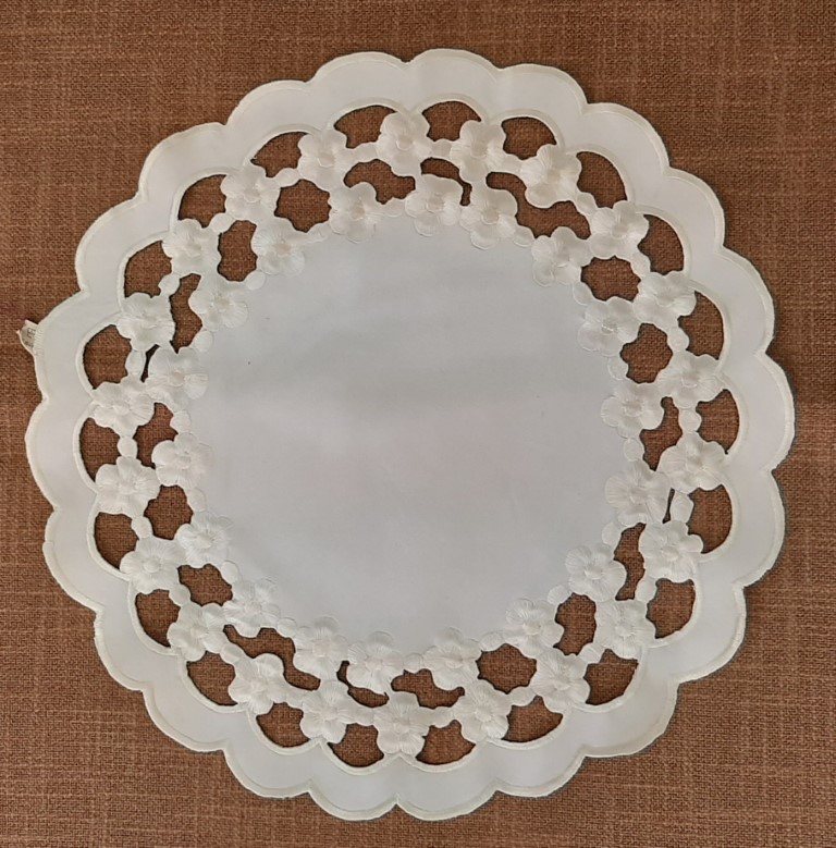 Carpeta Circular Blanca Con Encaje Ondulado Y 2 Franjas De Flores ⌀40cm