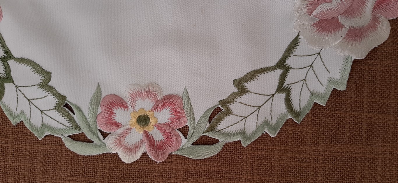 Carpeta Circular Blanca Y Borde Con Flores Color Rosa ⌀40Cm