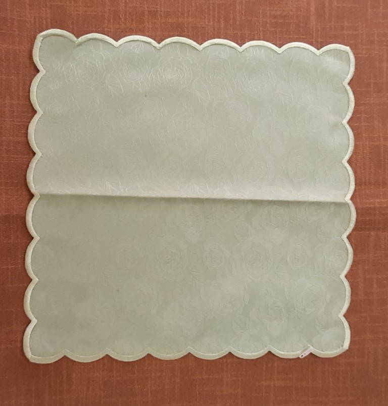 Carpeta Cuadrada Verde Con Diseño De Rosas Y Borde Ondulado