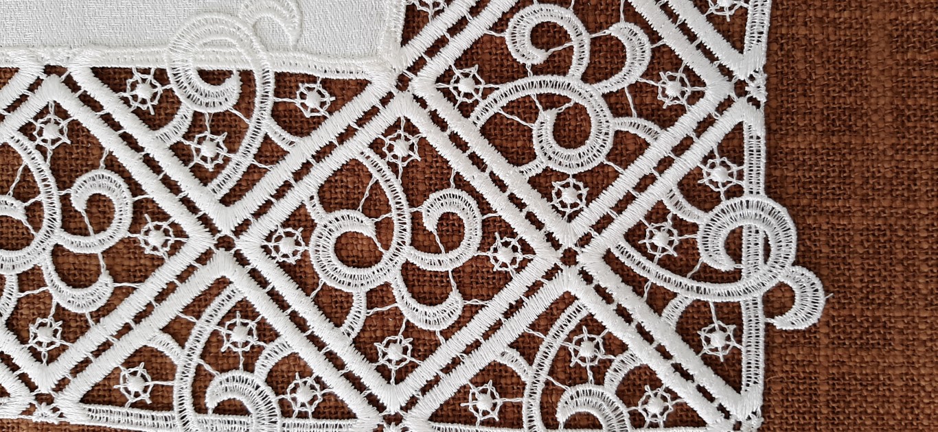 Carpeta Cuadrada Blanca Con Encaje En Orillas 35X35Cm