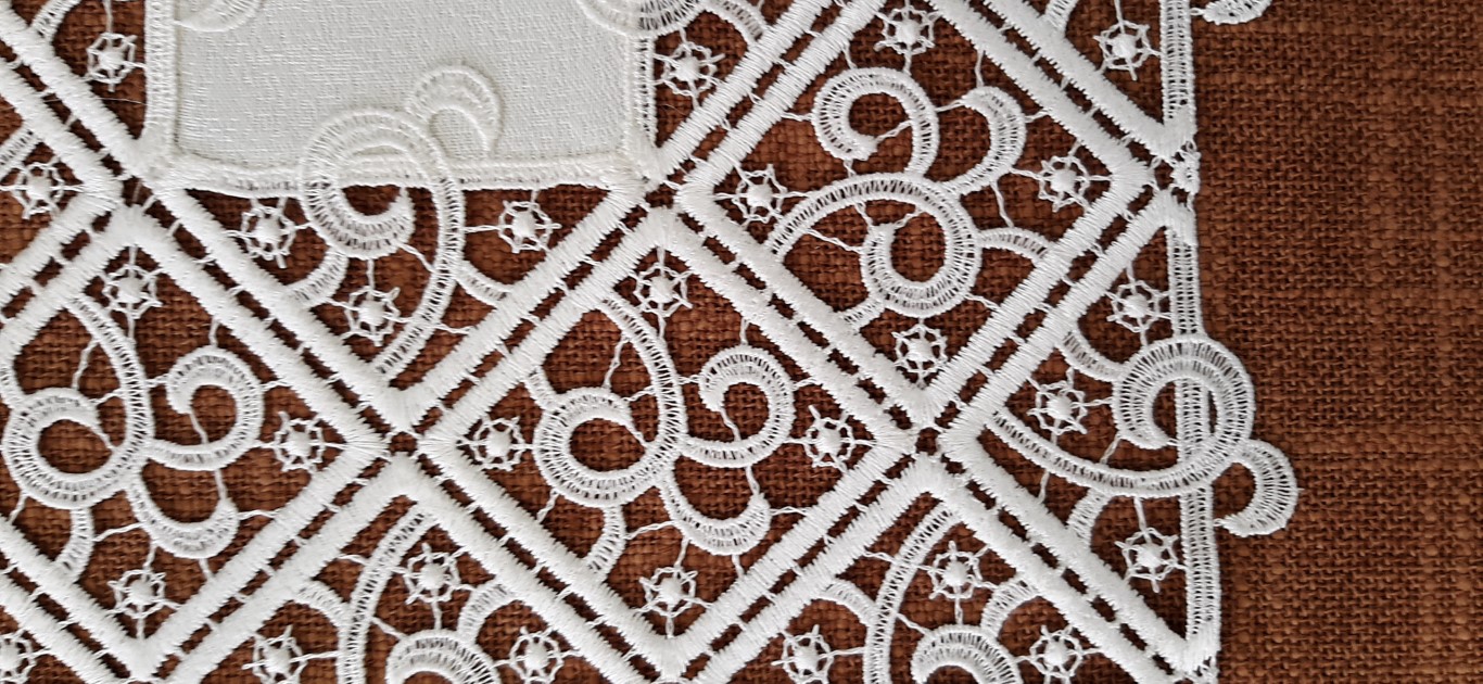 Carpeta Rectangular Blanca Con Encaje Grueso A Sus Orillas 2