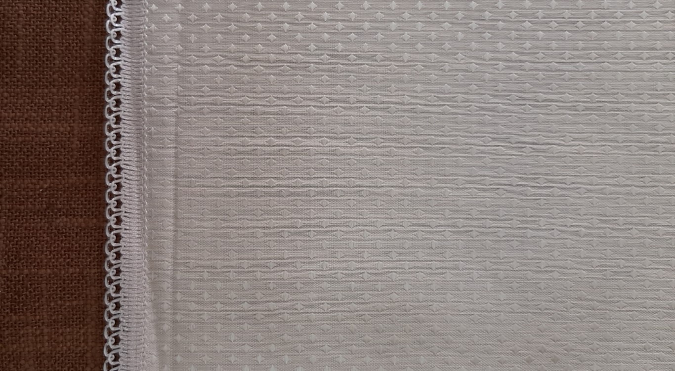 Mantel Cuadrado Blanco Con Un Pequeño Encaje 80X80Cm
