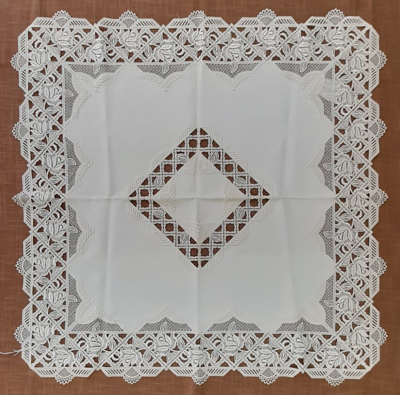 Mantel Cuadrado Blanco Con Encaje 90X90Cm – Stickperle