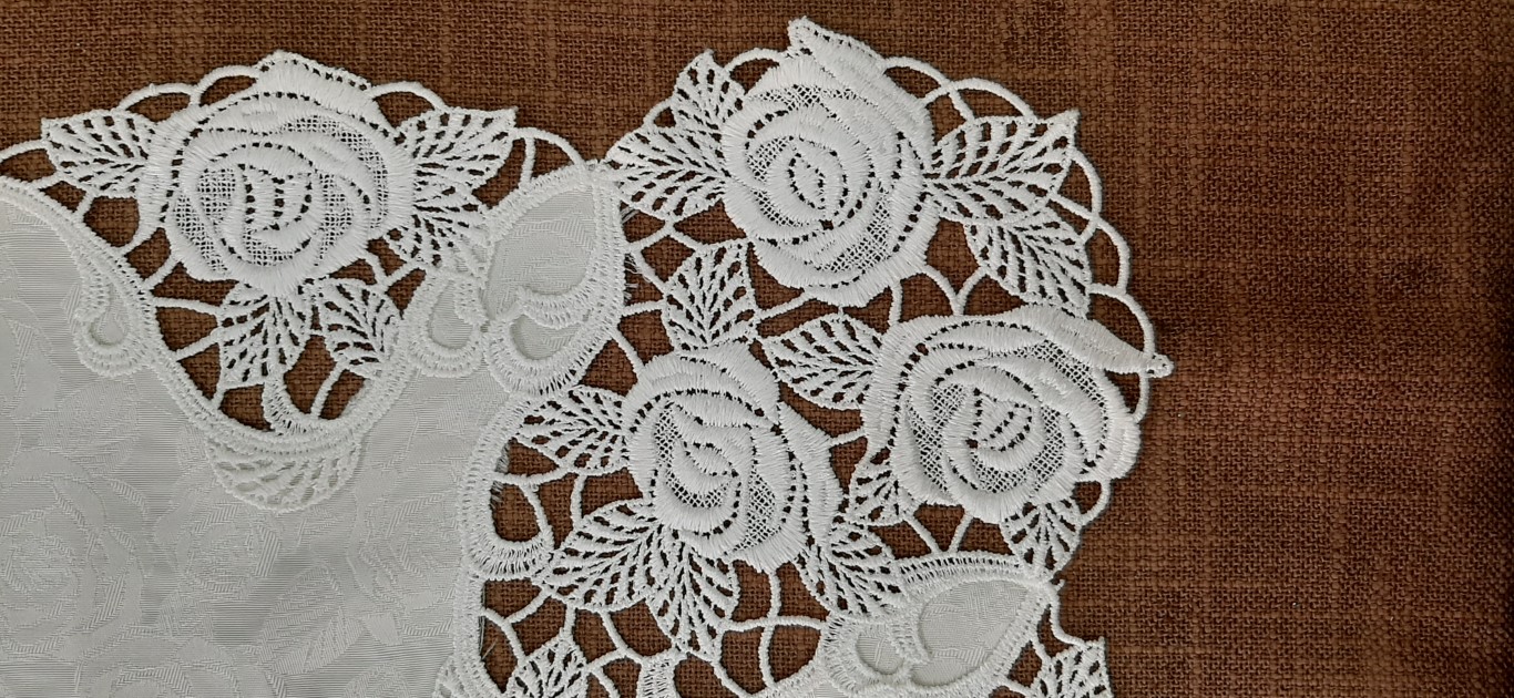 Mantel Cuadrado Blanco Con Encaje 95X95Cm – Plauener Spitze