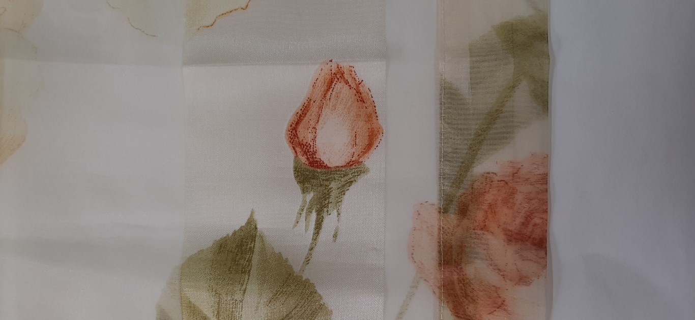 Mantel Cuadrado De Gasa Rosas 135X135Cm – Laura S