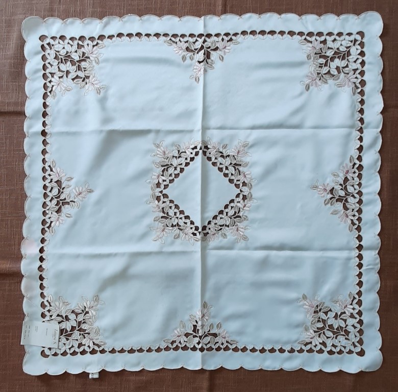 Mantel Cuadrado Blanco Calado Bordado 85X85Cm – Laura S